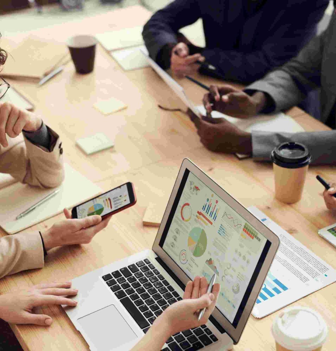 personas pensando en el nuevo paso para el desarrollo de una tienda en línea