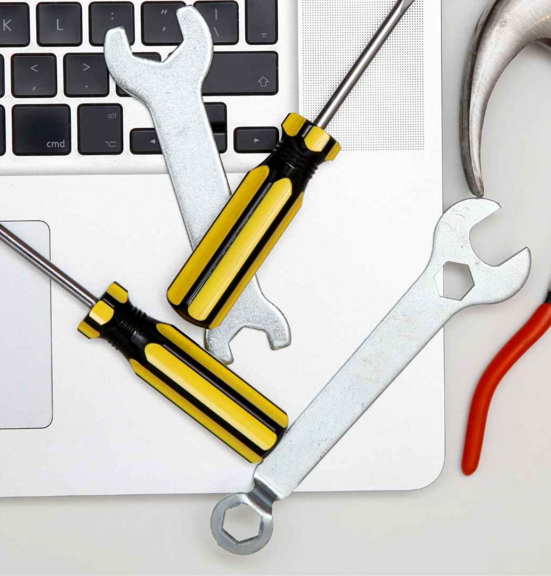 herramientas apoyadas sobre un computador antes del mantenimiento de una página web
